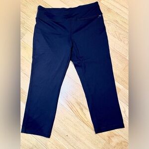 Joe Fresh 3/4 leggings. Never  worn. (I bought the same pair twice 😆). 🖤